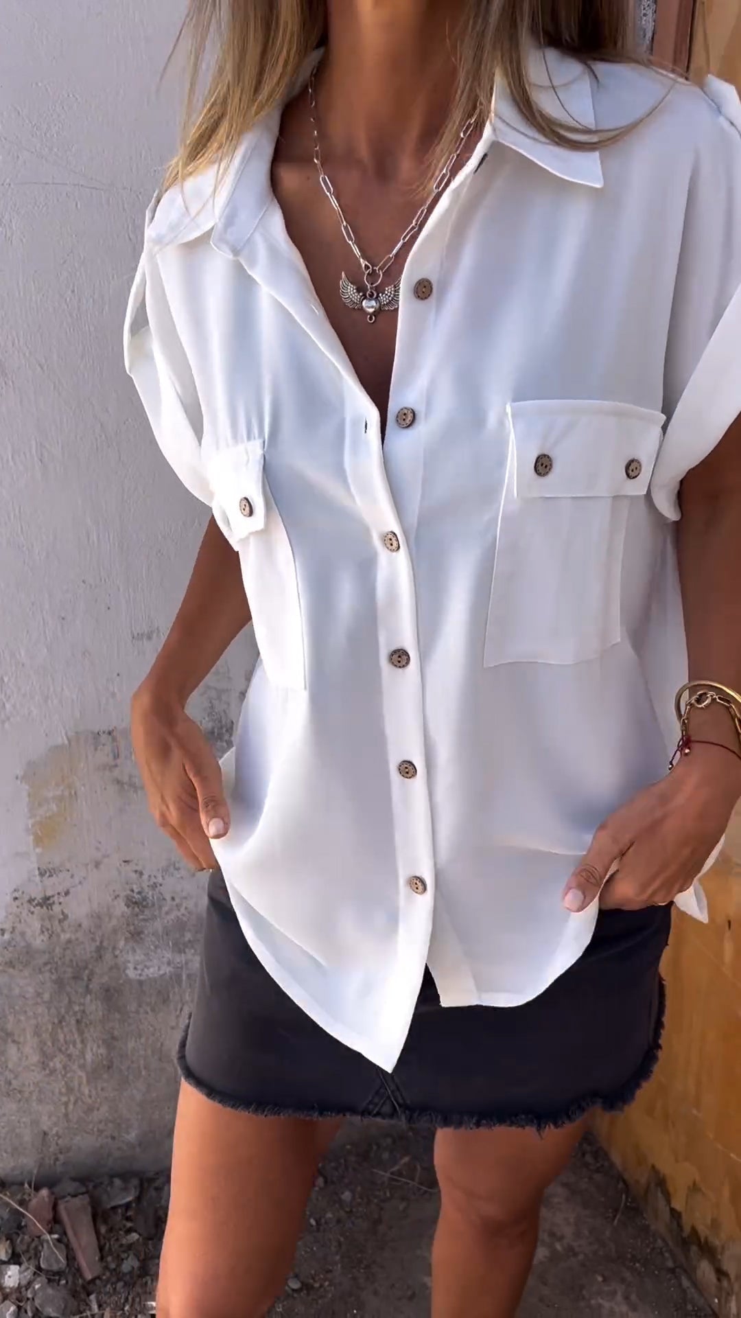 Camisa Verde Menta com Ombro Solto e Dois Bolsos