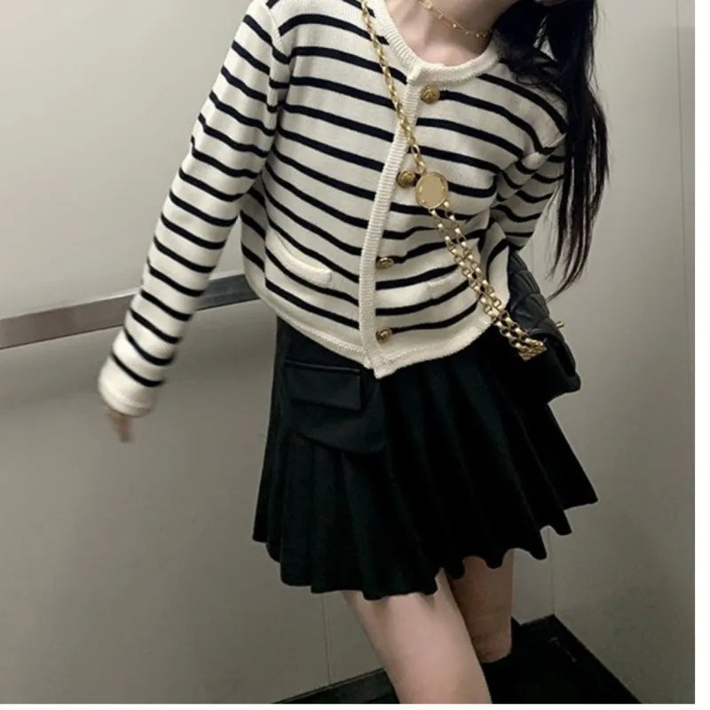 Cardigan Feminino Listrado com Botões