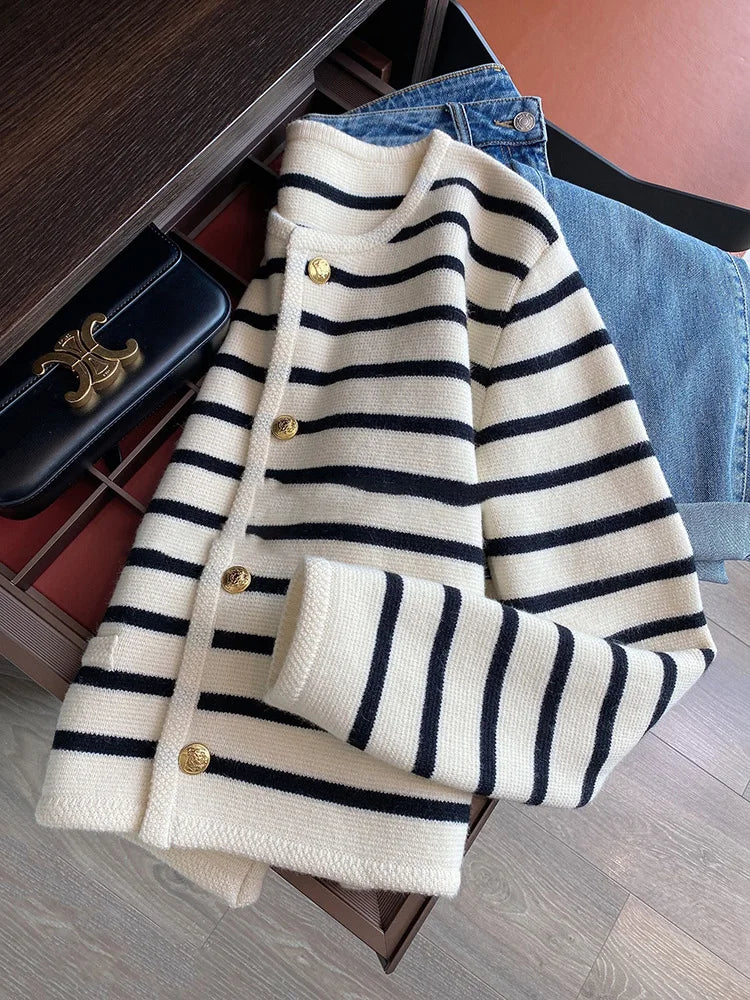 Cardigan Feminino Listrado com Botões
