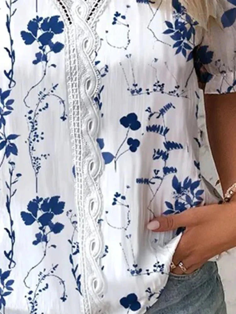 Blusa Feminina Floral com Manga Curta e Detalhe em Renda