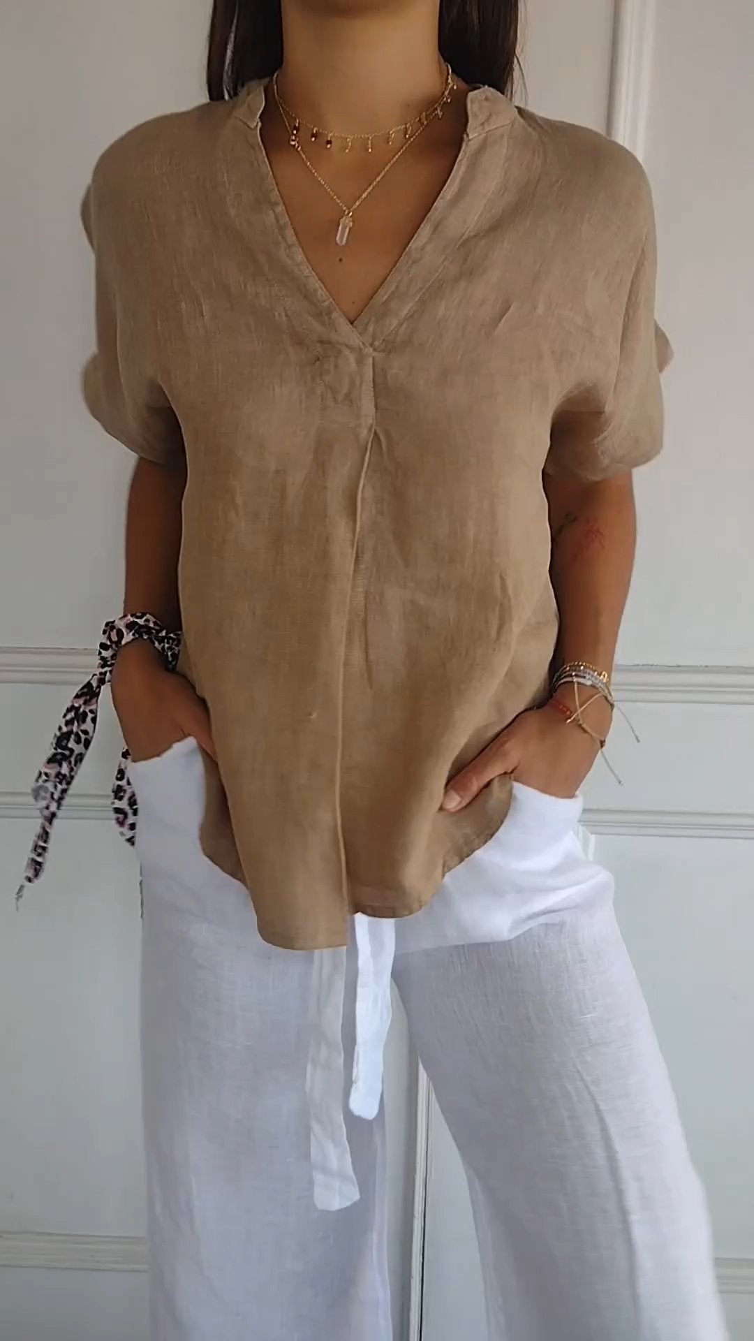 Blusa de algodão e linho com decote em V e mangas curtas