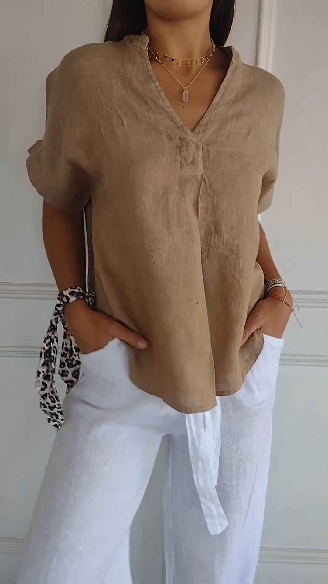 Blusa de algodão e linho com decote em V e mangas curtas