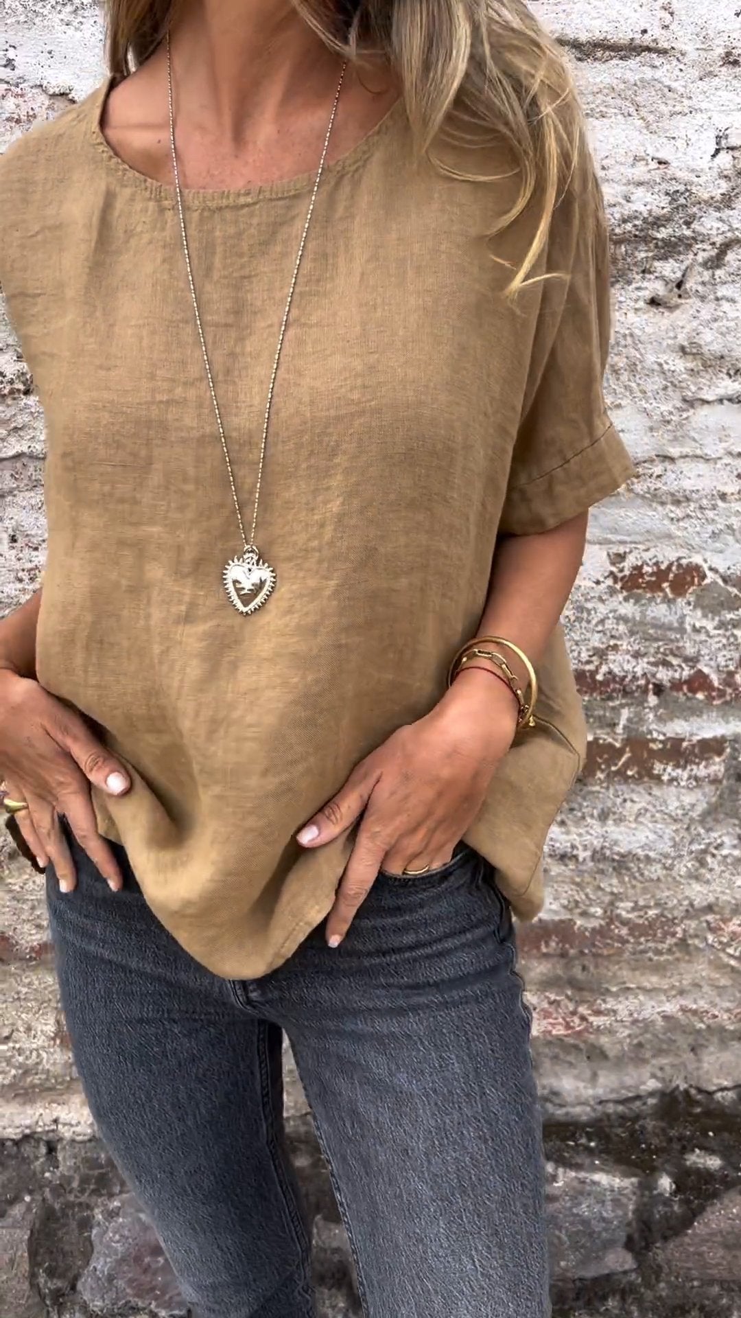 Blusa de Algodão e Linho com Gola Redonda e Mangas Curtas