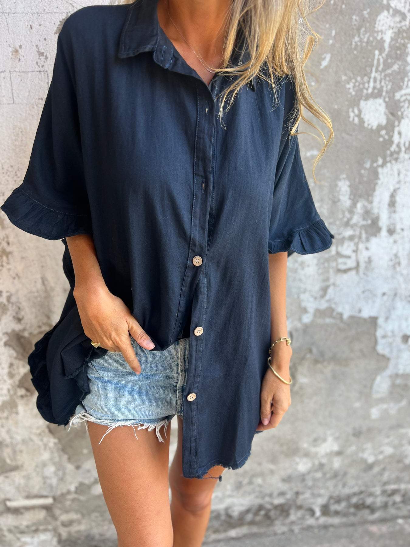 Camisa de algodão e linho com design de barra de babado