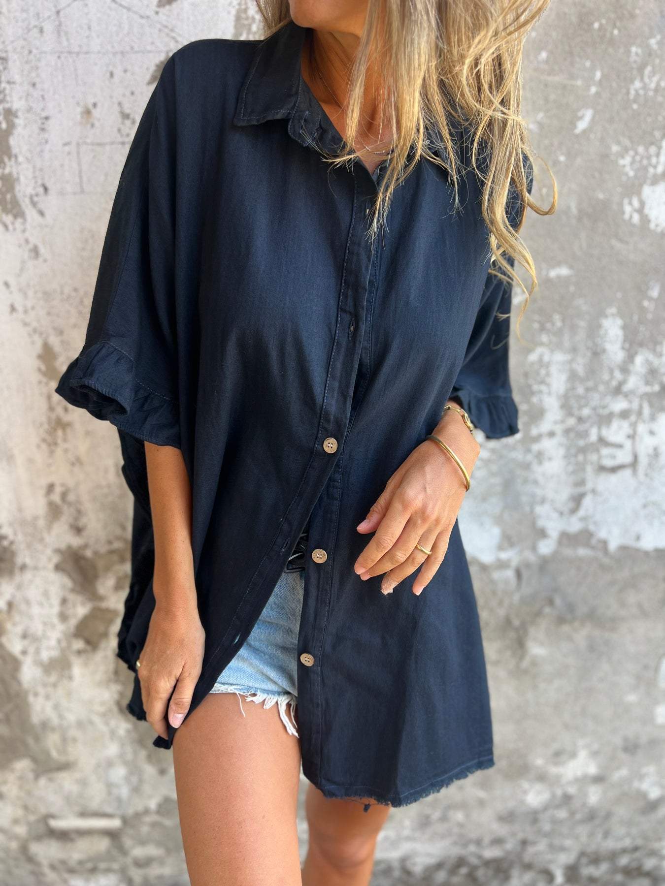 Camisa de algodão e linho com design de barra de babado