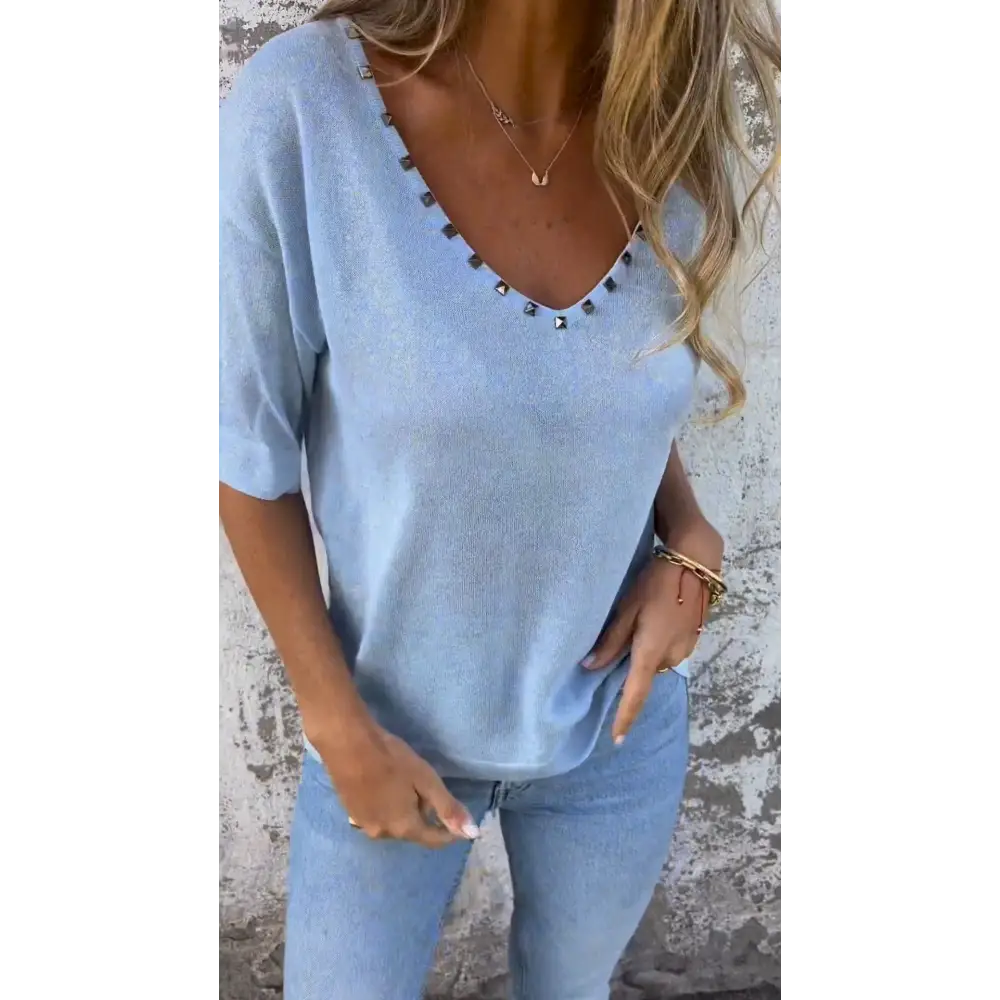 Blusa com decote em V detalhes com chapinhas