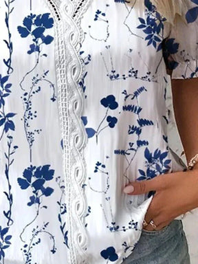 Blusa Feminina Floral com Manga Curta e Detalhe em Renda