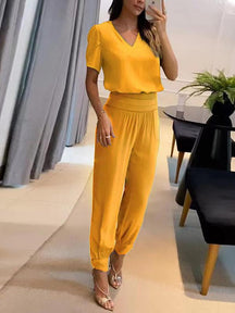 Conjunto Casual de Duas Peças com Calças e Camisa de Manga Curta e Decote em V