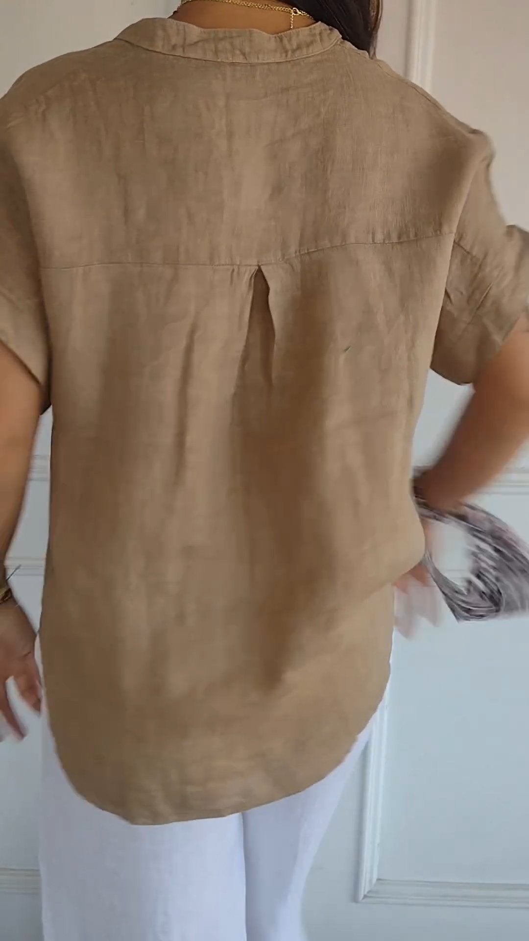 Blusa de algodão e linho com decote em V e mangas curtas