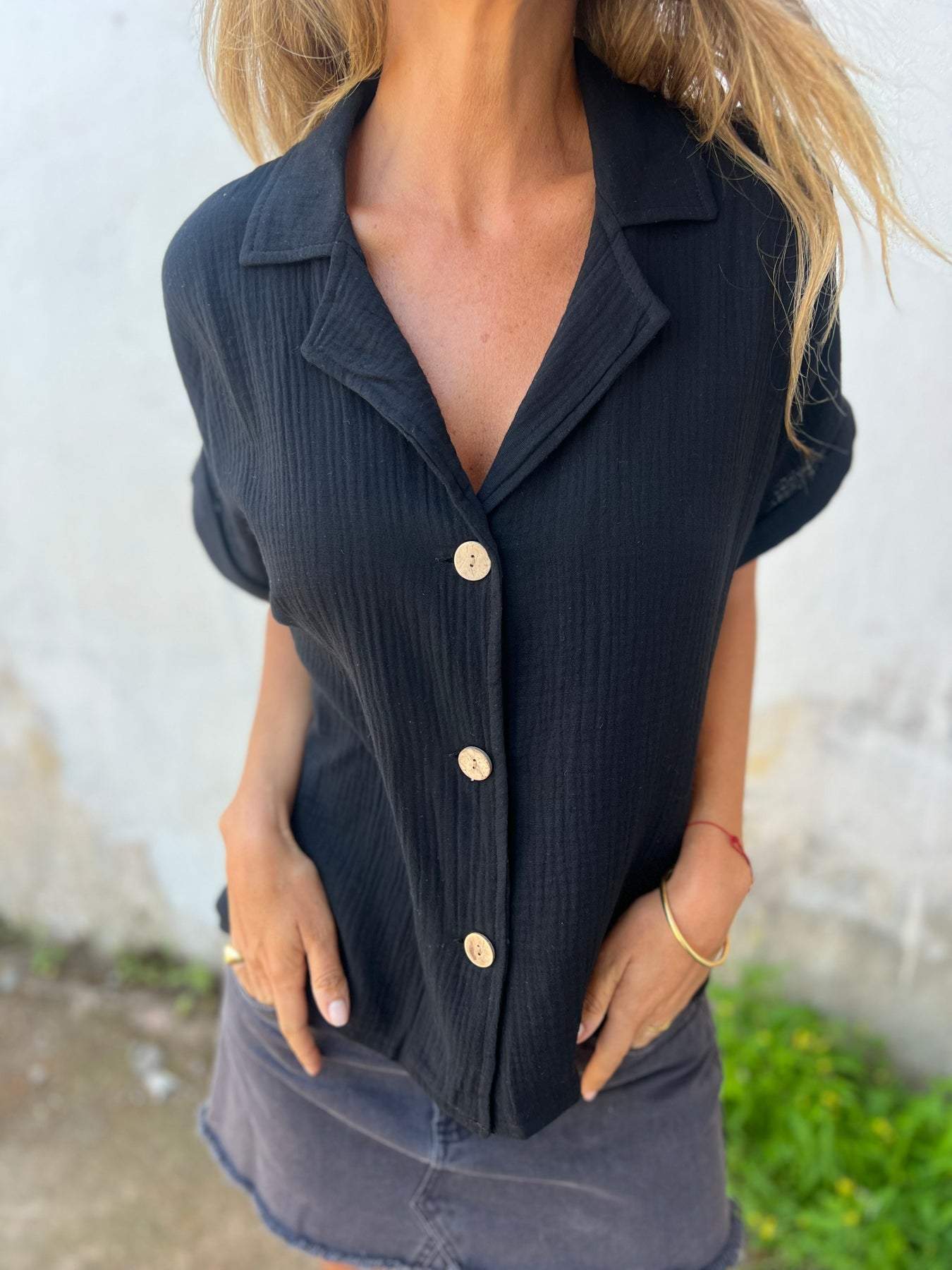 Blusa casual de algodão e linho com lapela e botões de mangas curtas