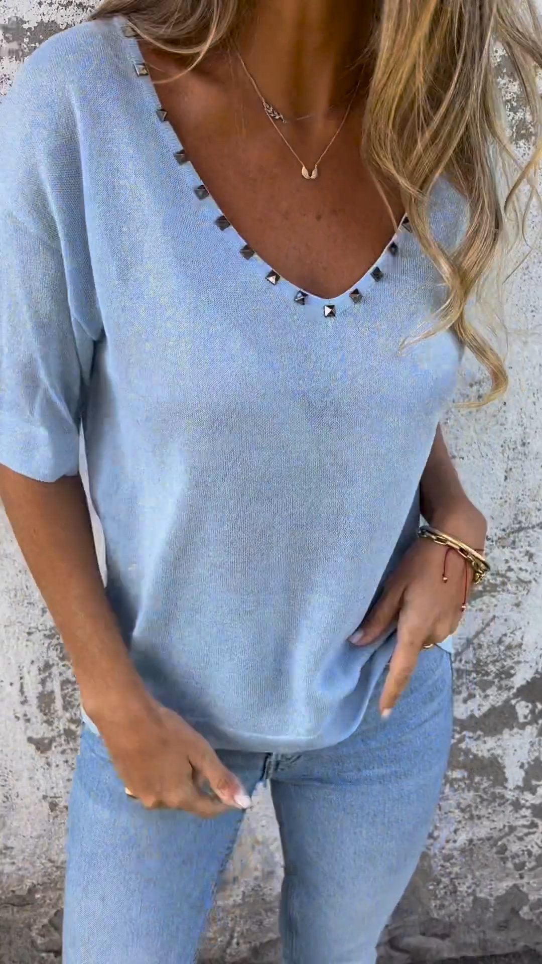 Blusa com decote em V detalhes com chapinhas