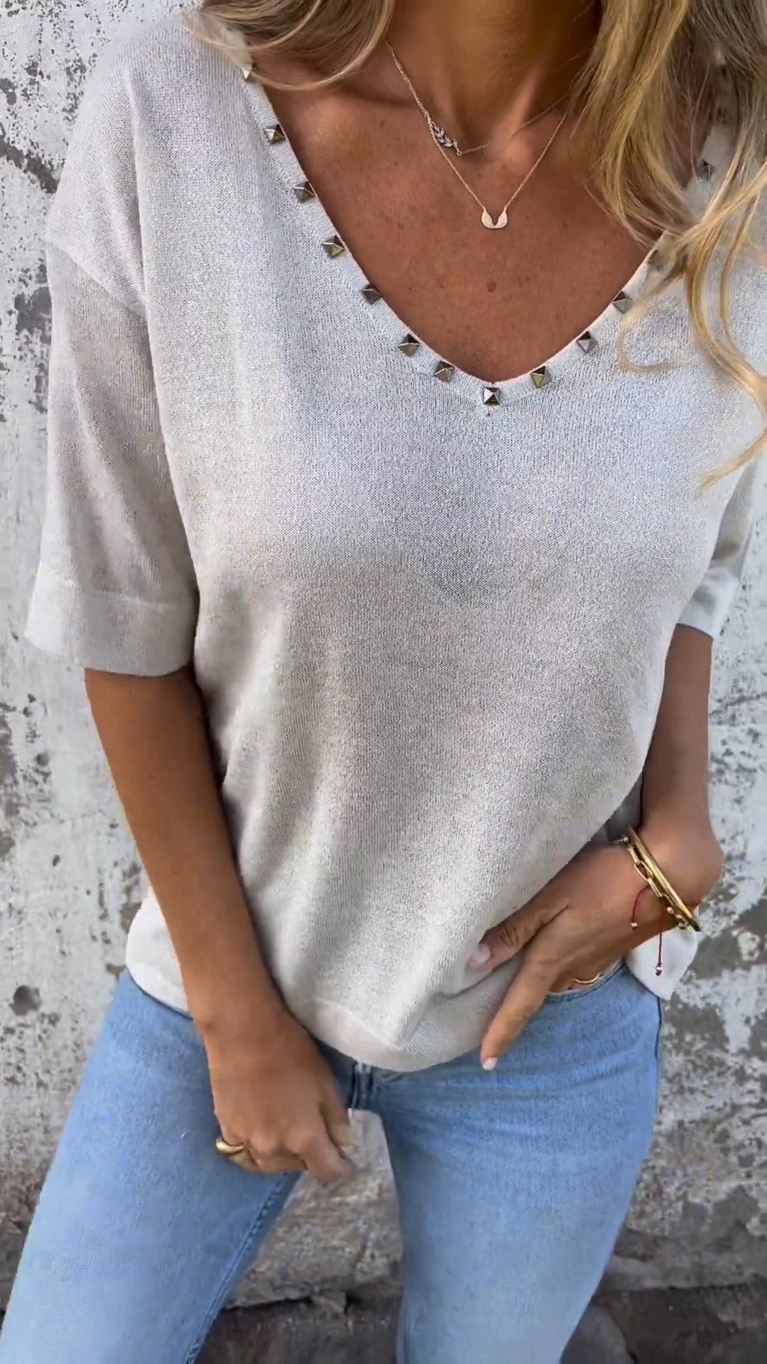 Blusa com decote em V detalhes com chapinhas