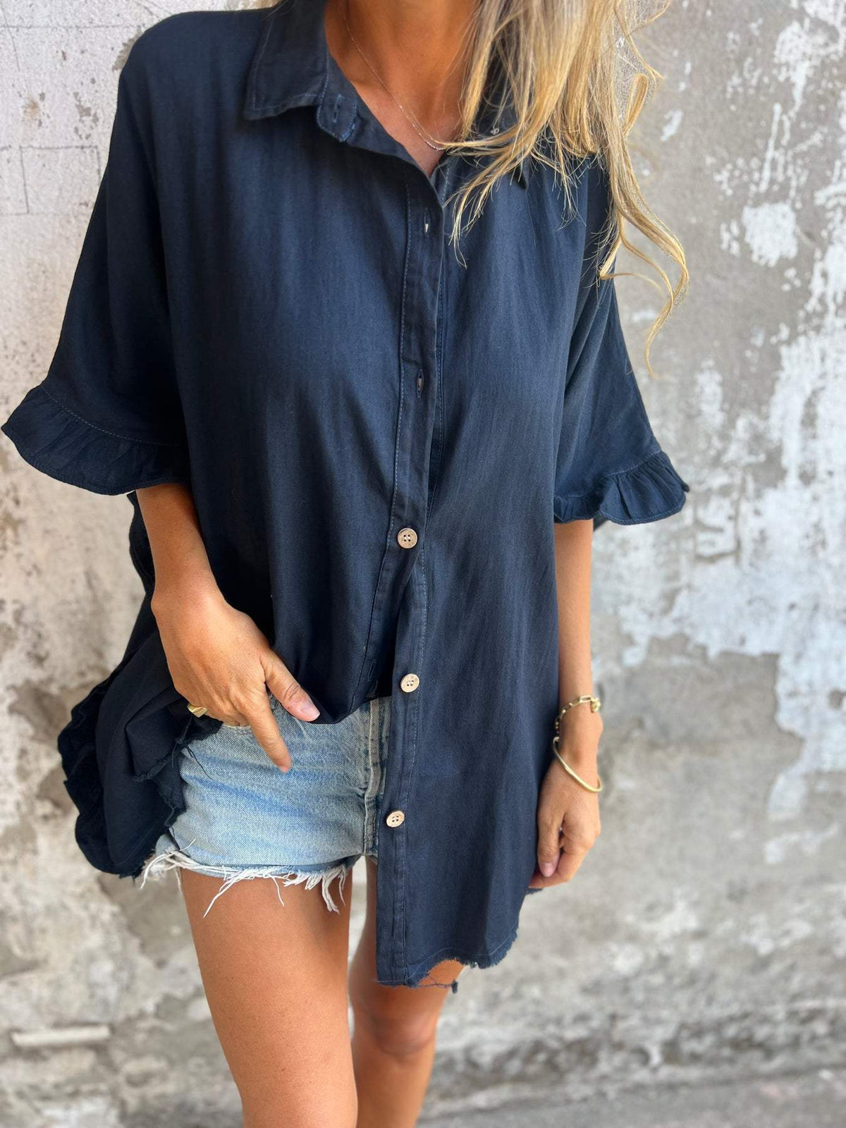 Camisa de algodão e linho com design de barra de babado